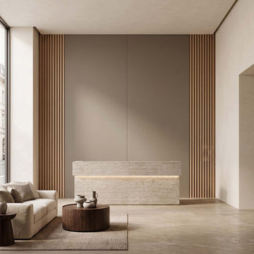Panel WPC "Small Stripes" en tono taupe con listones de pared en madera, revestimiento para recepción elegante
