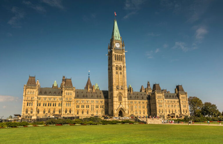 7-of-the-most-famous-monuments-in-canada-parliament-hill-ontario